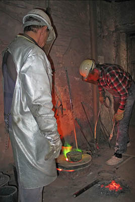 Vorbereitung der Schmelze für den Bronzeguss