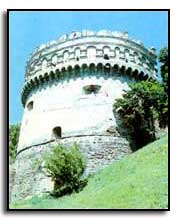 Es steht in der Rivne Region, auf dem Rand der Khmelnytsky Region. Das Schloss war ein Lehensgut des Prinzen Konstantyn Ostrozhsky, der beruehmte ukrainische Verteidiger des Glaubens und Maezenat. Hier in seiner Stadt, erschien einst die ersten ukrainisch gedruckten Bueher, unter ihnen die Ostrog Bibel, ein Meisterwerk des Druckes. Das Schloss wurde im 14. Jhd am Ort des Kyiv Rus Fortress errichtet. Die Feste steht auf einem kleinen Huegel und ist vom Fluss Horyn umgeben. 
src=