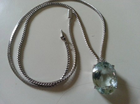 Aquamarin-Anhänger mit Kette.jpg
