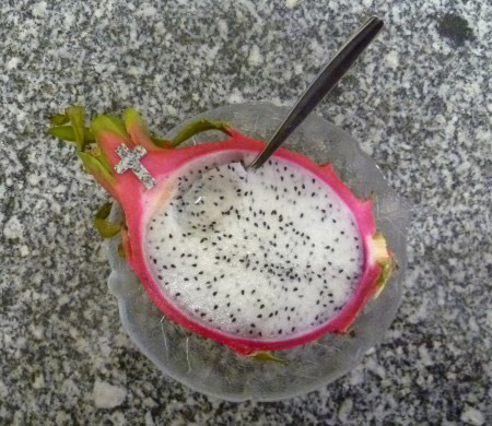 Granitkreuz geschliffen und poliert -exotisch- in Drachenfrucht, auch Pitahaya oder Pitaya genannt..JPG