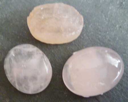 Rosenquarz roh, milchig und transparent A.JPG