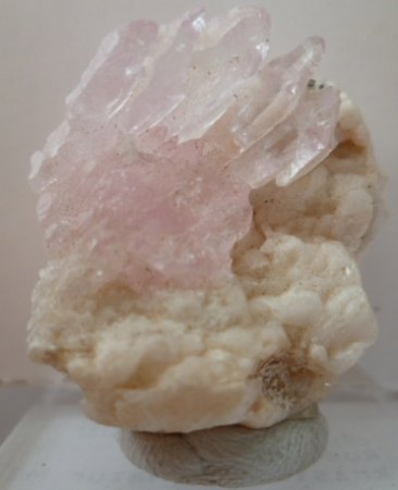 Rosaquarz kristallin 001.JPG