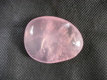 Rosenquarz Handschmeichler 260 ct 48 x 37 mm.jpg