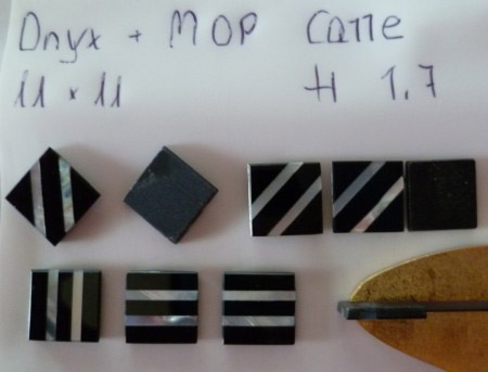 Onyx beh. (Achat schwarz gefärbt) mit Perlmutteinlage Carre 11x11m Höhe 1,7mm als Platte für Manschettenknöpfe etc..JPG