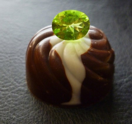 Peridot oval an Mandellikör Trüffelpraline.JPG