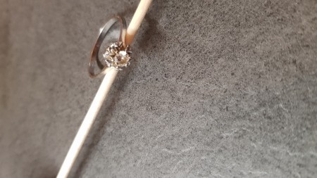 Was bedeutet das X in der Prägung und ist der Stein echt?