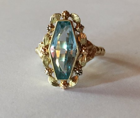 Unbekannter Schliff eines Aquamarin in einem Damenring 585I- Gelbgold