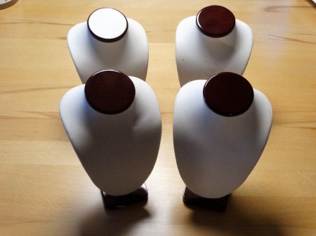 BIETE: Schaufenster-Deko weißes Kunstleder/rotes Holz Büsten, Ringständer, Ohrringhalter, Podeste usw. ca. 100 Teile