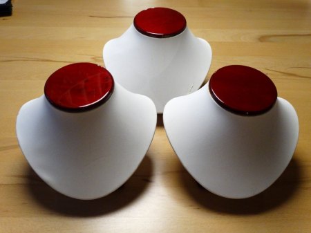 BIETE: Schaufenster-Deko weißes Kunstleder/rotes Holz Büsten, Ringständer, Ohrringhalter, Podeste usw. ca. 100 Teile