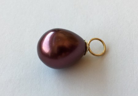 Aubergine-farbener Perlenanhänger