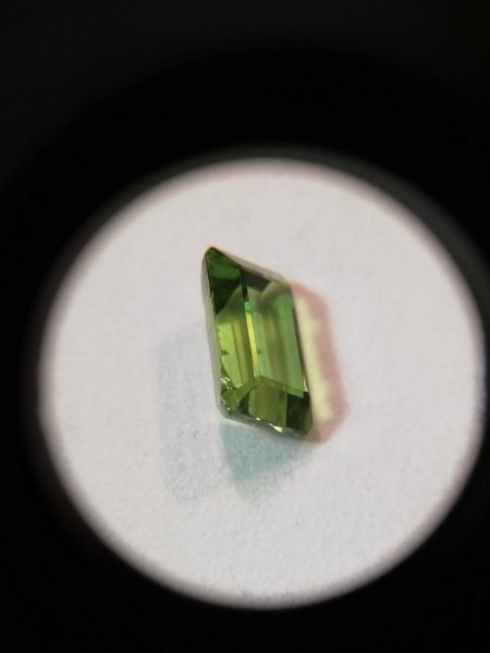 Peridot mit Randdefekt (8,72 ct) soll in einen Ring aus 925er Silber