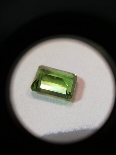 Peridot mit Randdefekt (8,72 ct) soll in einen Ring aus 925er Silber