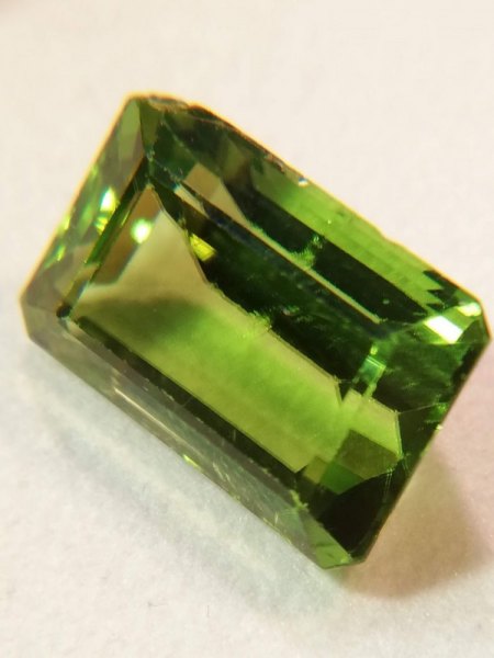 Peridot mit Randdefekt (8,72 ct) soll in einen Ring aus 925er Silber