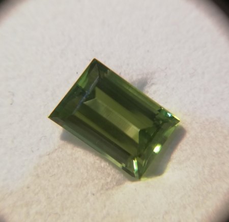 Peridot mit Randdefekt (8,72 ct) soll in einen Ring aus 925er Silber
