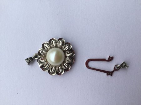 Schliesse aus 758 Weissgold mit Perle