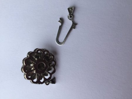 Schliesse aus 758 Weissgold mit Perle