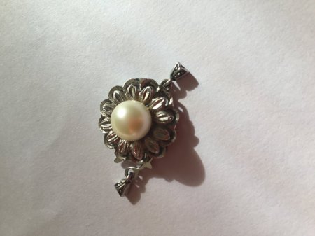 Schliesse aus 758 Weissgold mit Perle