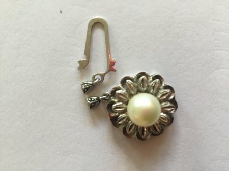 Schliesse aus 758 Weissgold mit Perle