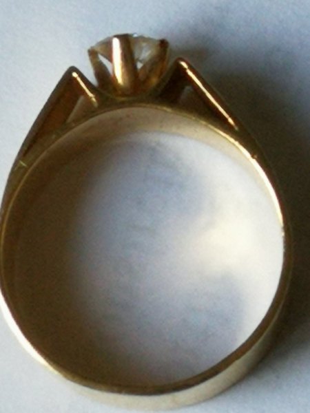 Goldring mit "Steinchen"