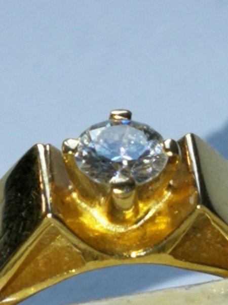Goldring mit "Steinchen"