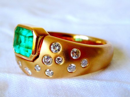 Goldener Smaragd-Brillant-Ring zu verkaufen