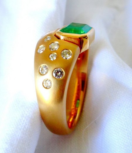 Goldener Smaragd-Brillant-Ring zu verkaufen