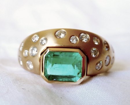 Goldener Smaragd-Brillant-Ring zu verkaufen