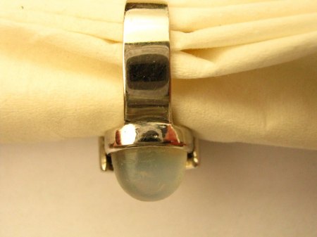 Ring aus 14K Weissgold mit Mondstein