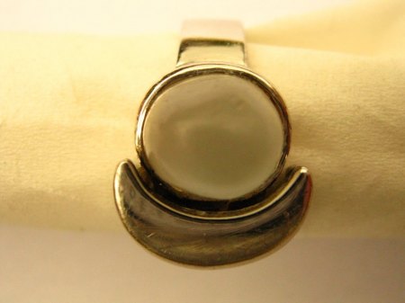 Ring aus 14K Weissgold mit Mondstein