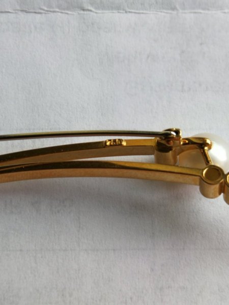 Goldene Brosche mit Perlen und Brillianten