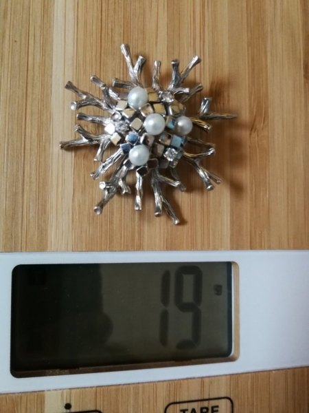 Biete eine Weißgold (?) Brosche mit 4 Perlen (?) und 3 Brillianten (?)