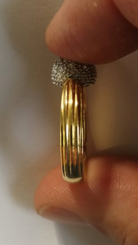 Ich biete einen 750er Goldring mit Brillianten