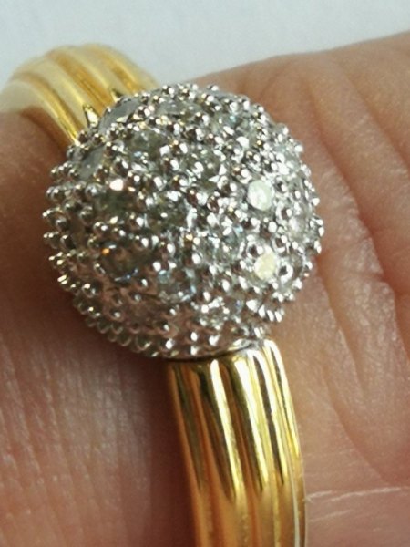 Ich biete einen 750er Goldring mit Brillianten