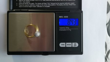 Ich biete einen 750er Goldring mit Brillianten