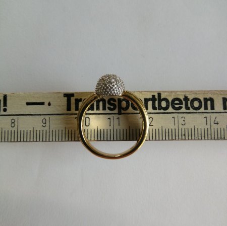 Ich biete einen 750er Goldring mit Brillianten