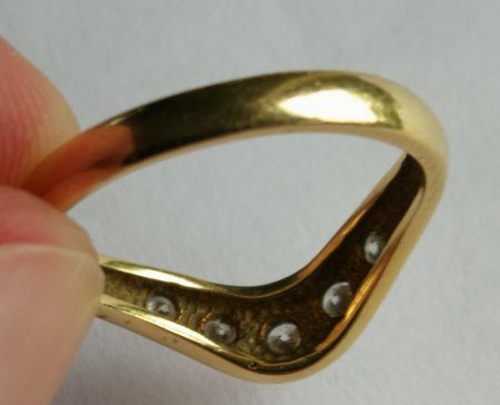 Ich biete einen 750er Ring mit 5 Diamanten