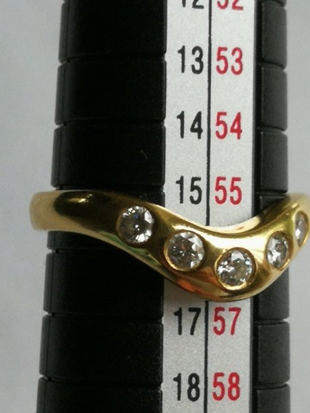 Ich biete einen 750er Ring mit 5 Diamanten