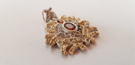 Silber Gold Anhänger mit 75 Steinen. Was genau ist das?