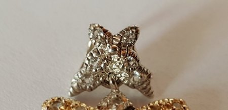 Silber Gold Anhänger mit 75 Steinen. Was genau ist das?