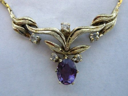 Collier mit Steinen