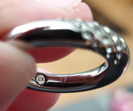 Ring mit Gravur EX und 17 und 21 Steinen