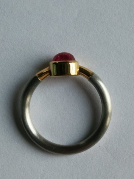 Ich biete einen Platin/Gold Ring mit Rubincabachon