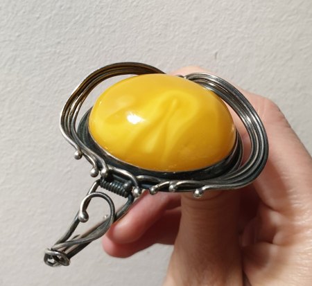 Was für ein Stein ist es? Und wie alt könnte der Schmuck sein?