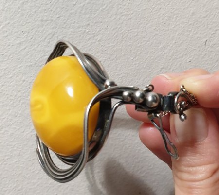 Was für ein Stein ist es? Und wie alt könnte der Schmuck sein?
