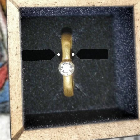 Golding mit Diamant. Goldschmiede meisterstück?