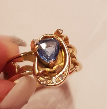 Zur Beurteilung und Verkauf Ring mit Rohsaphir und Collier