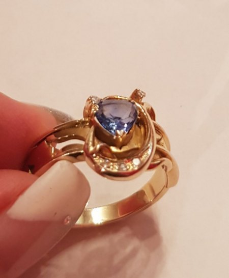 Zur Beurteilung und Verkauf Ring mit Rohsaphir und Collier