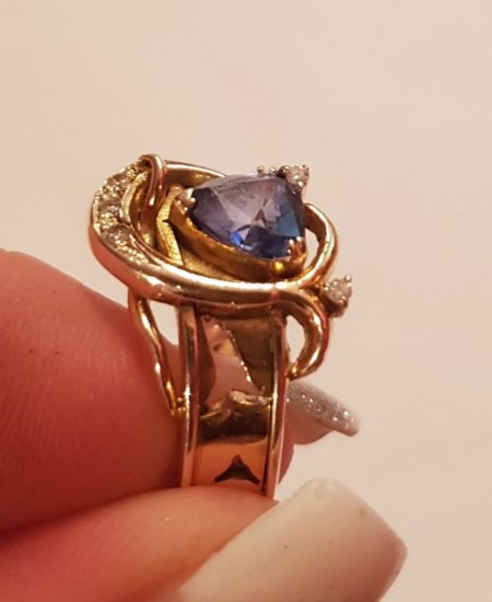 Zur Beurteilung und Verkauf Ring mit Rohsaphir und Collier