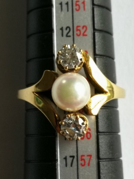 Ich biete einen 750er Ring mit 2 Diamanten und 1 Zuchtperle