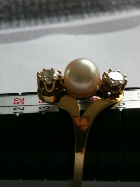Ich biete einen 750er Ring mit 2 Diamanten und 1 Zuchtperle